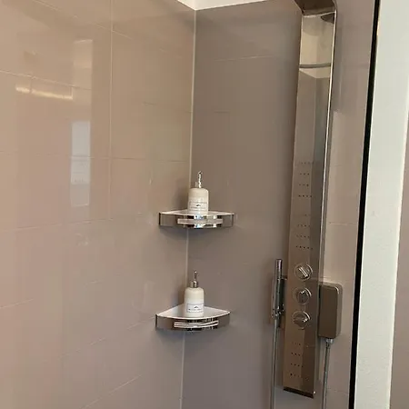 Modern Eingerichtete Mit 2 Schlafzimmern *